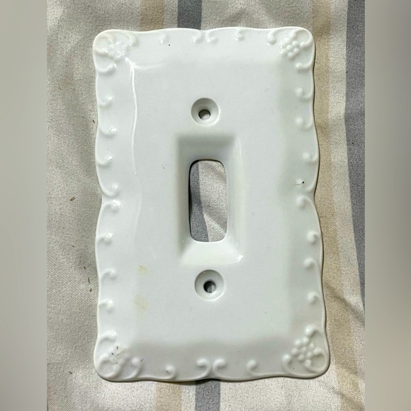 Antique White ceramic lightswitch plate - Picture 2 of 3